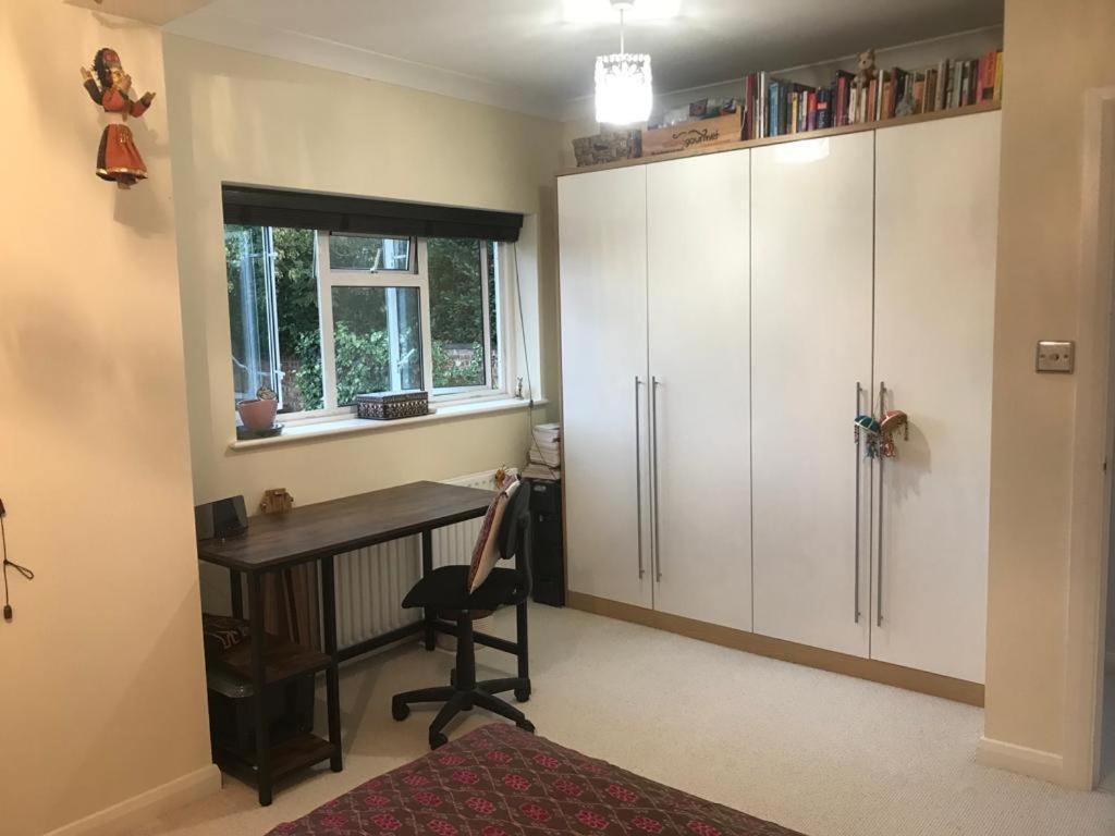 Serene Spacious Room Staines-upon-Thames Exterior foto