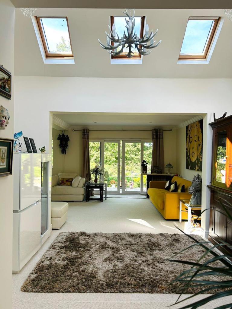 Serene Spacious Room Staines-upon-Thames Exterior foto